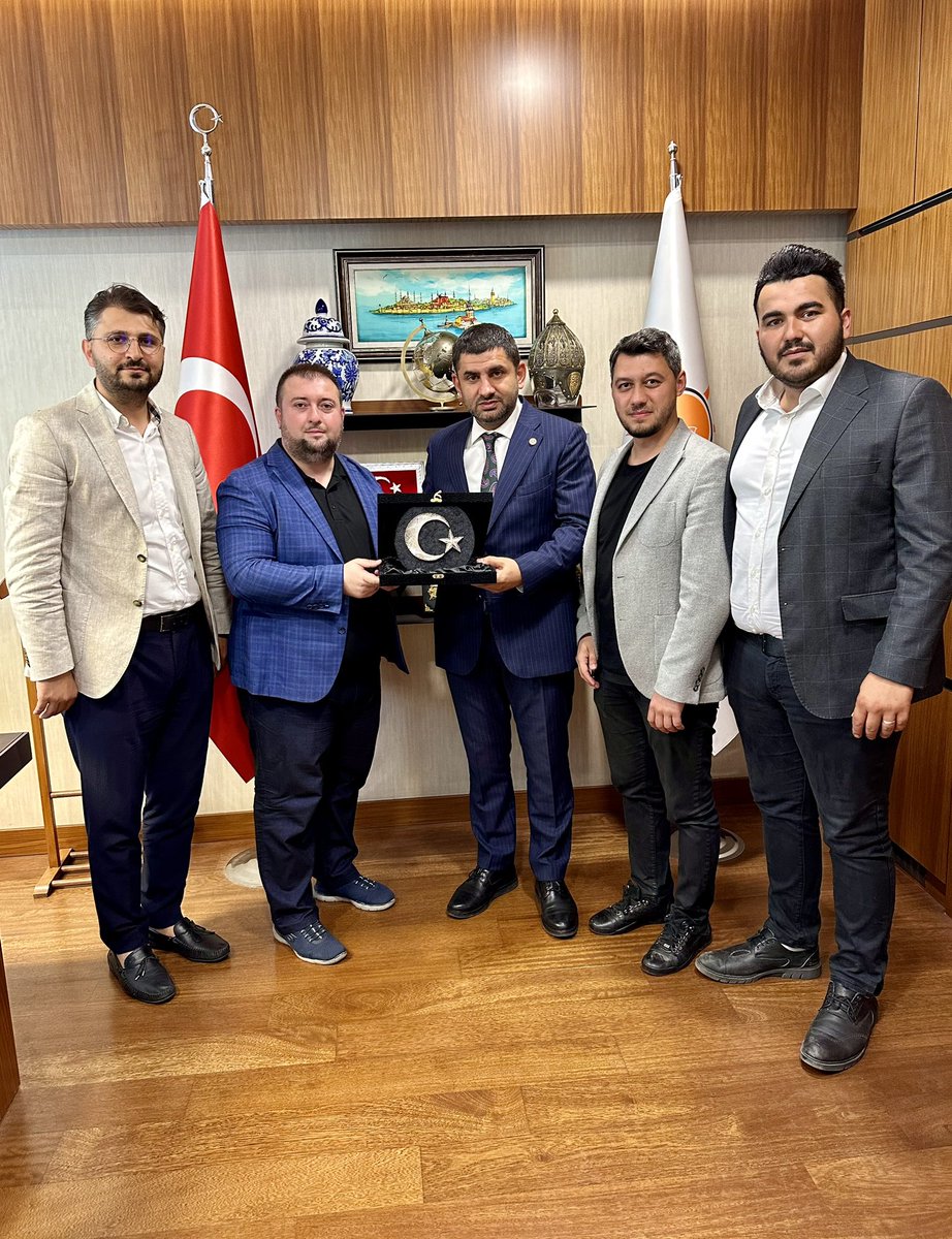 yahyacelik_'s tweet photo. 📍TBMM

Bayrağı bizden devralan kıymetli Gençlik Kolları Başkanlarımız; Ertan İskender, Mehmet Çakır, Burak Ünlü ve Faruk Varan’ı Gazi Meclisimizde ağırlamaktan büyük bir memnuniyet duyduk. Nazik ziyaretleri ve hoş sohbetleri için teşekkür ediyorum. https://t.co/aGlcsglcof