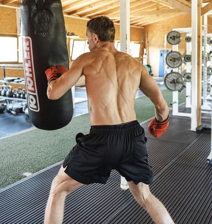 ShirtlessPL's tweet photo. Jordan Henderson https://t.co/ps4n3IegWh