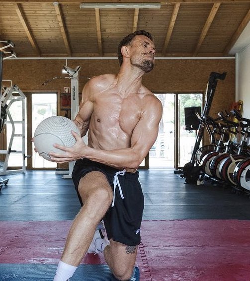 ShirtlessPL's tweet photo. Jordan Henderson https://t.co/ps4n3IegWh