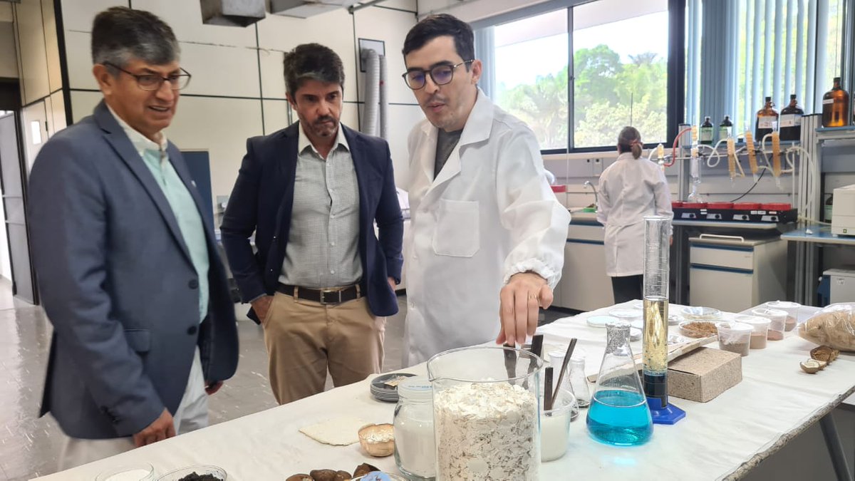 O interesse nas atividades voltadas à bioeconomia levou o embaixador do Equador no Brasil, Carlos Alberto Velástegui, a visitar o CBA e verificar as iniciativas desenvolvidas na instituição para transformação de insumos por meio da biotecnologia.

Leia em bit.ly/3XJFvKn