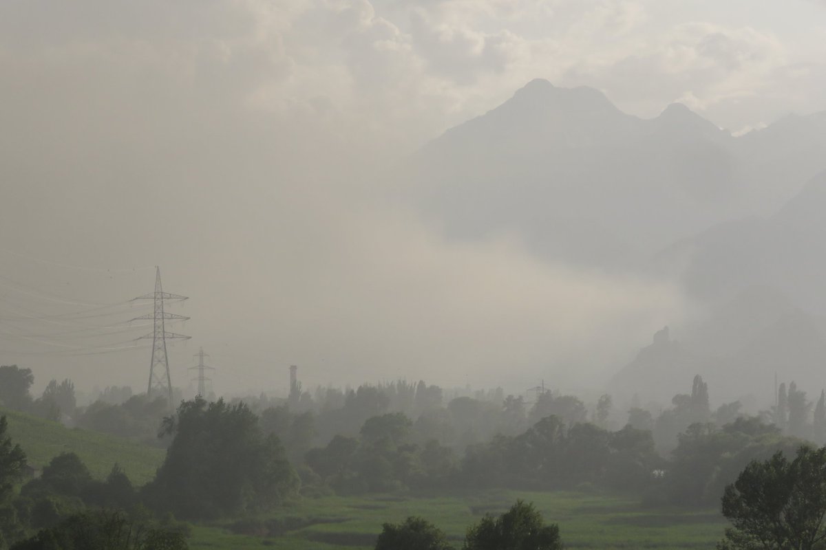 BlogMeteo's tweet photo. Énorme #incendie près de Vétroz. Quand la brise de vallée rend l'air irrespirable en amont de #Sion comme ce soir à Grône. #Valais https://t.co/clFmSdXjAR