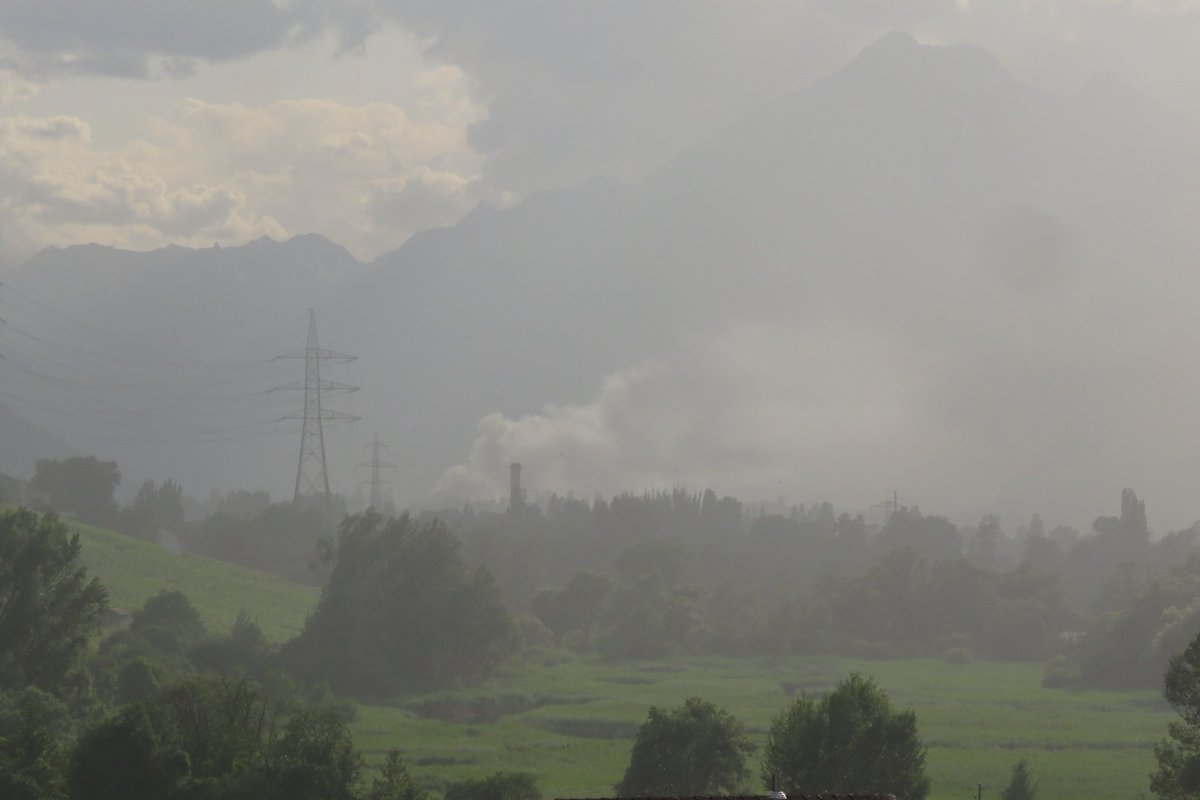 BlogMeteo's tweet photo. Énorme #incendie près de Vétroz. Quand la brise de vallée rend l'air irrespirable en amont de #Sion comme ce soir à Grône. #Valais https://t.co/clFmSdXjAR