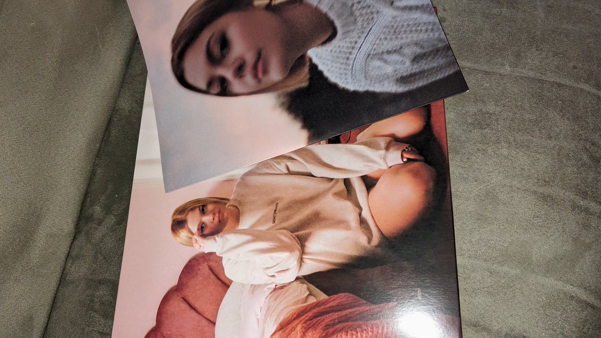 snau13's tweet photo. Mon vinyle est la merci tellement @louane il est magnifique j'adore !!! https://t.co/QCVrpn03qY