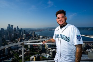 Félix Hernández is all smiles with the city of Seattle behind him. 