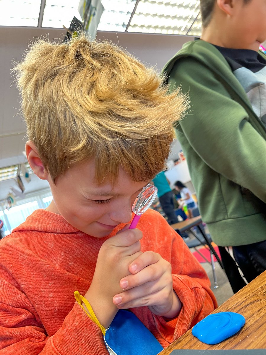 A little dusting here, a magnifying glass there... Our campers are fully immersed in their fingerprint investigations. 🕵️‍♂️🔬 #USDlearns #USDcamp #PuzzlesAndCodesWeek