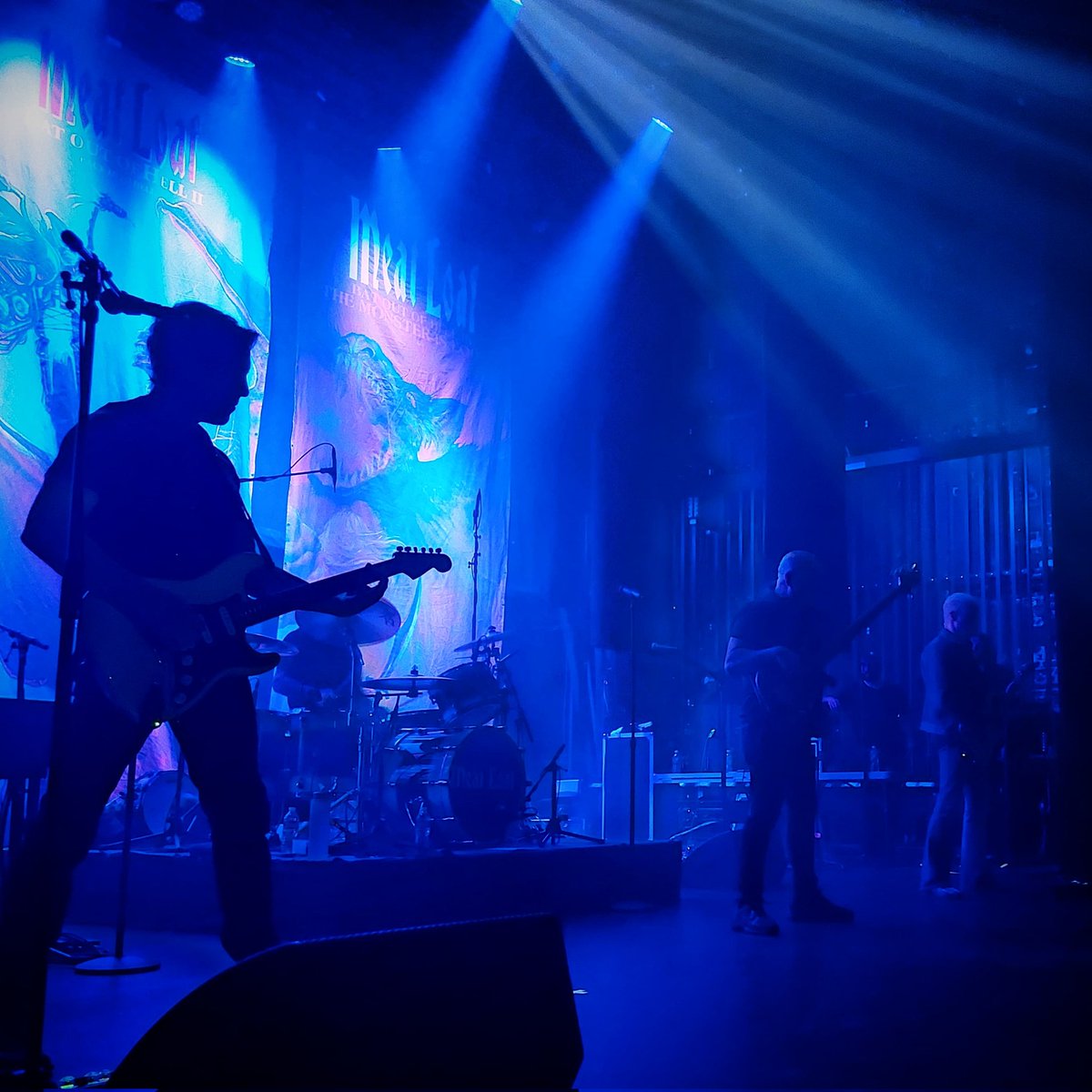 Left in the dark...!  #meatloaf #celebratingmeatloaf #batoutofhell #calebjohnson #jimsteinman #rock #music #live #ThreadsInstagram
