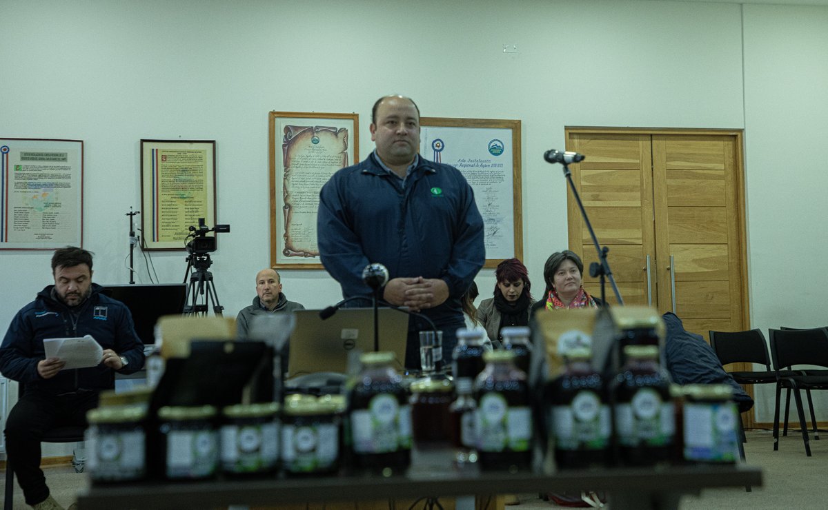 Seremi <a href="/alanEspinozao/">Alan Espinoza Ortiz</a> junto a equipo de @INFOR_sedePatagonia presentan los avances del programa #ProductosForestalesNoMadererosapoyado por  @goreaysen_ que articula a 85 recolectoras/as buscando consolidar emprendimientos y diversificar la agricultura familiar campesina de #Aysén