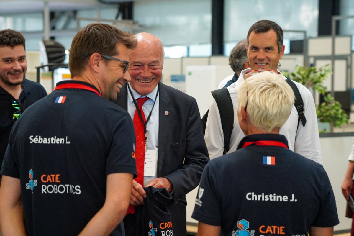 CATIE_AQ's tweet photo. [ @RoboCup2023 ] Visite surprise !

@al_rousset, toujours d'un soutien sans faille pour les CRT de la @NvelleAquitaine, nous a fait l'honneur de passer quelques instants avec l'équipe CATIE Robotics !

#worlcup #robotics #Bordeaux #RoboCup2023 https://t.co/M8rr4RCaTz