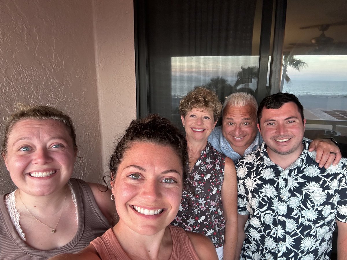 vcalombaris's tweet photo. Spending vacation with my family is as good as it gets! #ExceedinglyBlessed https://t.co/aSvnXItqgT