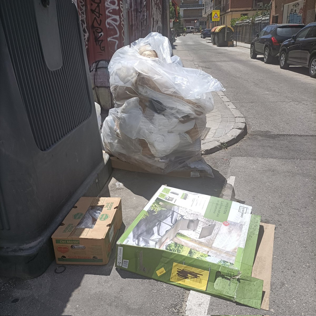 silvia77022111's tweet photo. @Lineamadrid buenas tardes calle cañete esquina con Santiago Estévez. Pueden venir a recogerlo? Gracias https://t.co/Ms7LLuCCOa