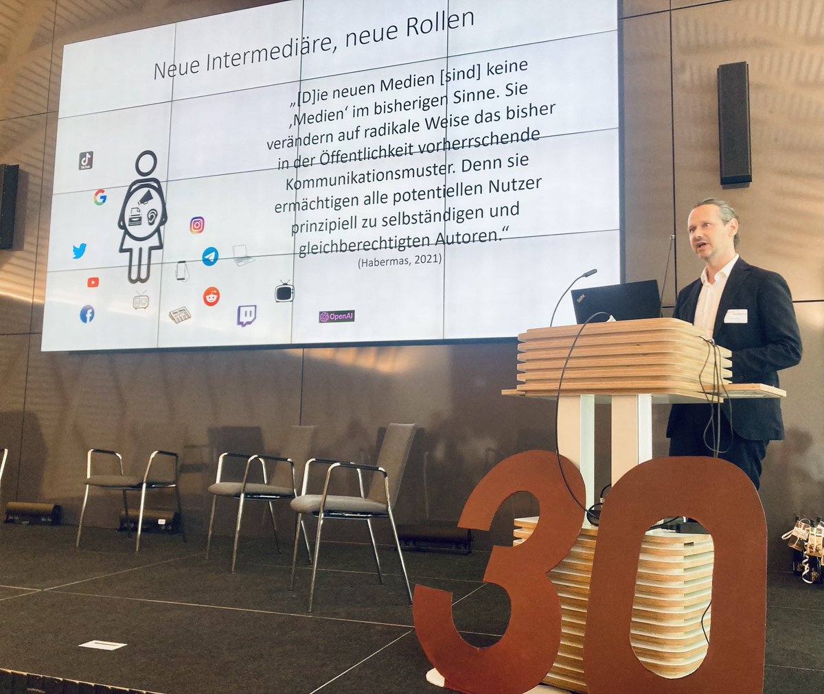 Weiter geht‘s mit einem Vortrag von Andreas Scheu <a href="/bbaw/">BBAW</a> über Wissenschsftskommunikation im Kampf um Aufmerksamkeit.