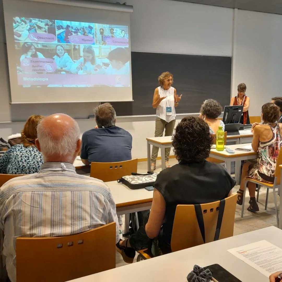 RetoExperimenta's tweet photo. 3r i darrer dia al #CIDUI. Súper emocionades amb la bona rebuda del #RepteExperimentaAula per part dels assistents! 😍

Moltes preguntes en acabar la presentació oral...que han continuat durant la pausa-cafè! I sembla que potser alguna cosa es comença a coure! 💡1/2👇 https://t.co/MLsHtTX2hX
