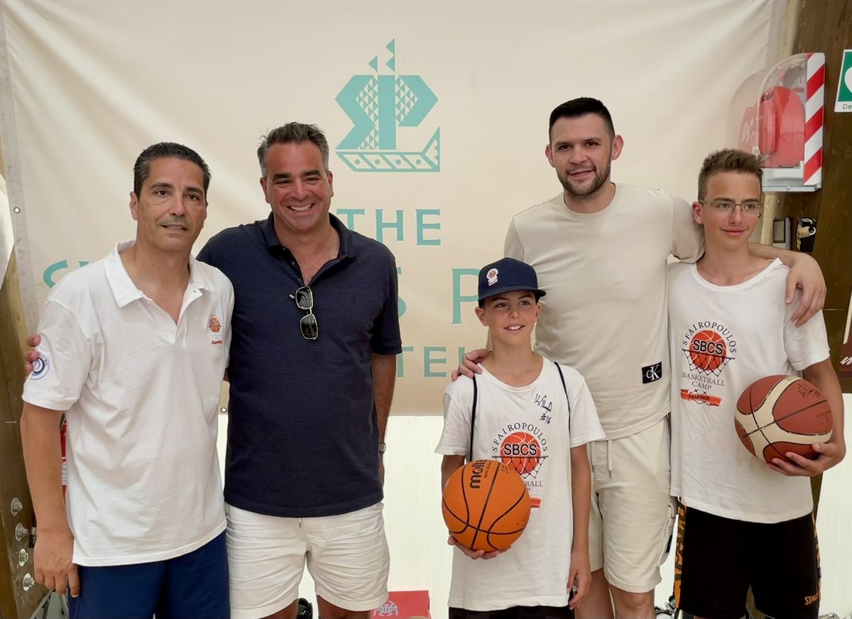 SBCS2023's tweet photo. Μέσα από το 1st Sfairopoulos Basketball Camp Skiathos αναδείχθηκαν ορισμένες πολύ όμορφες ιστορίες. Όπως αυτή του 13χρονου Φίλιππου και του 11χρονου αδερφού του Αριστοτέλη. Ήρθαν τυχαία στο καμπ και το ευχαριστήθηκαν! 
Διαβάστε περισσότερα… 
👉🏻 https://t.co/X4b73GsLVj
#sbcs2023 https://t.co/FYNkeFjBxT