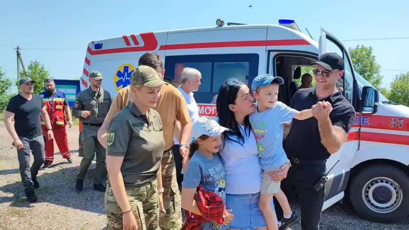 O_Ostapchuk's tweet image. Renat, 6 & Varvara, 10, reunite with their parents after Russian deportation
They were captured last year with their mother, a combat medic & separated when she was released in a swap last October
#Russia reports on deporting over 700,000 Ukrainian children #RussianWarCrimes