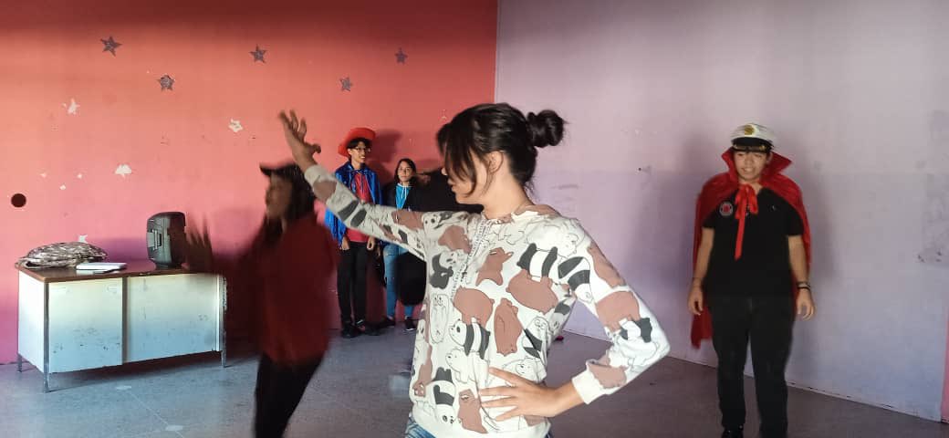 Continuamos ensayando,
a pocos días de nuestra representación en Caracas #EncuentrodeTeatroEstudiantil César Rengifo. 
<a href="/NicolasMaduro/">Nicolás Maduro</a> 
@MPPEDUCACION 
<a href="/_LaAvanzadora/">Yelitze Santaella</a> 
<a href="/DGCPatrimonioy2/">DGCULTURA_MPPE</a> 
<a href="/WuikelmanAngelP/">Wuikelman Angel P.</a> 
<a href="/dgcteatro/">dgcteatro</a> 
<a href="/MovimientonTCR/">Movimiento de Teatro César Rengifo</a> 
<a href="/CDCETachira/">CDCE Táchira</a> 
<a href="/Berzabethg1/">Berzabethgandicaoficial</a>