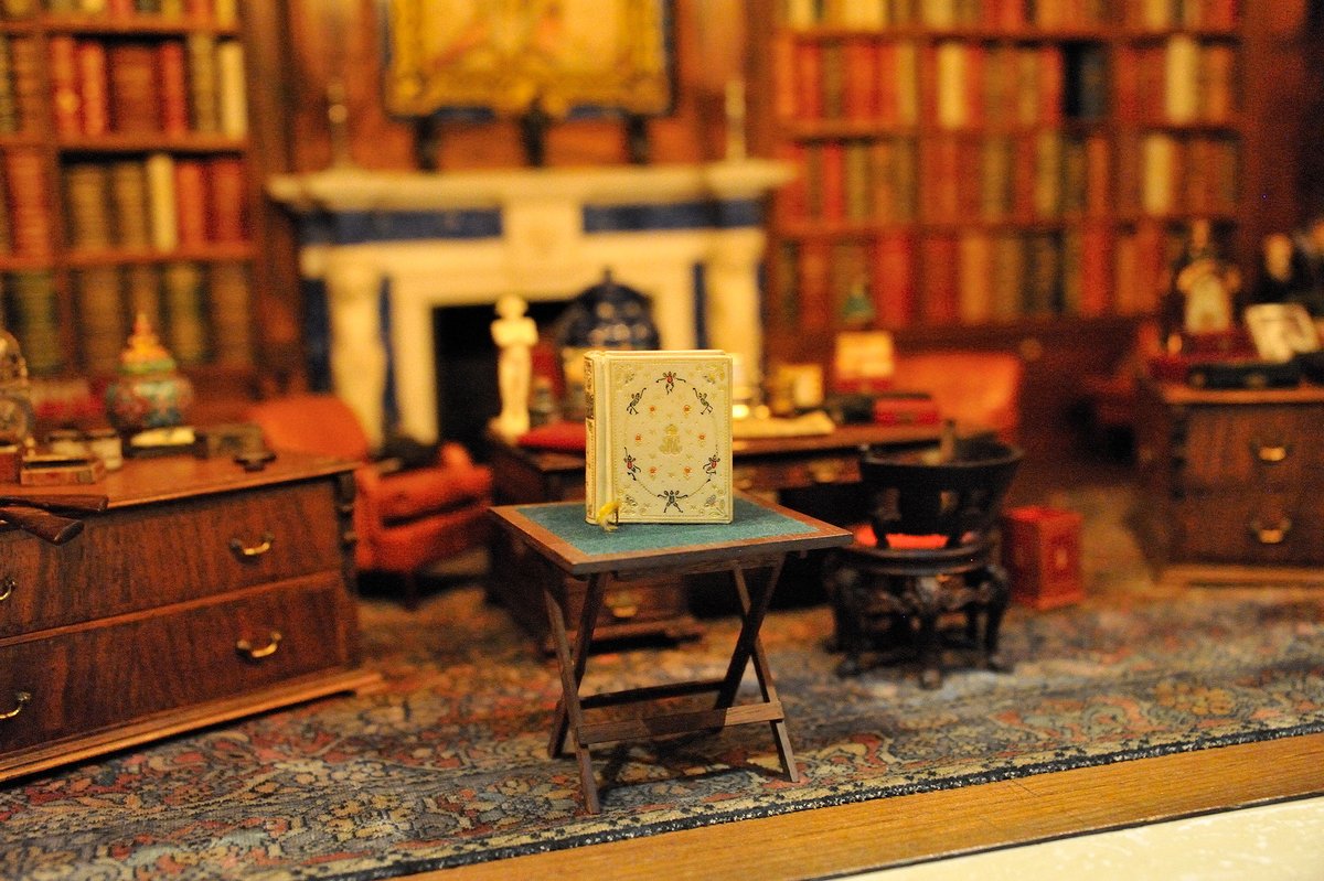 What would be on your shelves if you had your very own library? 📚

To celebrate our 50th birthday, we're inviting children to enter our <a href="/BL_Learning/">British Library Learning</a> competition and create their own handmade library.

#WeAre50

© Royal Collection