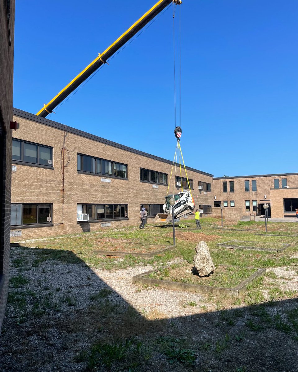 CommackSchools's tweet image. How do you get construction equipment into an interior courtyard? You lift if over the building! Our construction teams figure out everything. #CommackHighSchool #BuildingBackBetter #CommackSchools