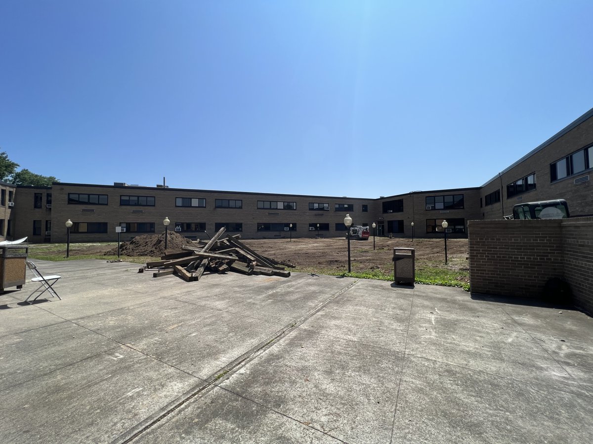CommackSchools's tweet image. How do you get construction equipment into an interior courtyard? You lift if over the building! Our construction teams figure out everything. #CommackHighSchool #BuildingBackBetter #CommackSchools