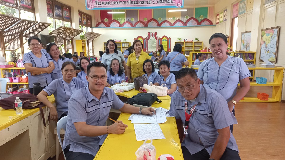 c_singsing's tweet photo. Division Checking of Forms for Undergrad.

A master teacher's duty! We're done.

#EoSY
#ThankGOD https://t.co/wwfKvTxaOu