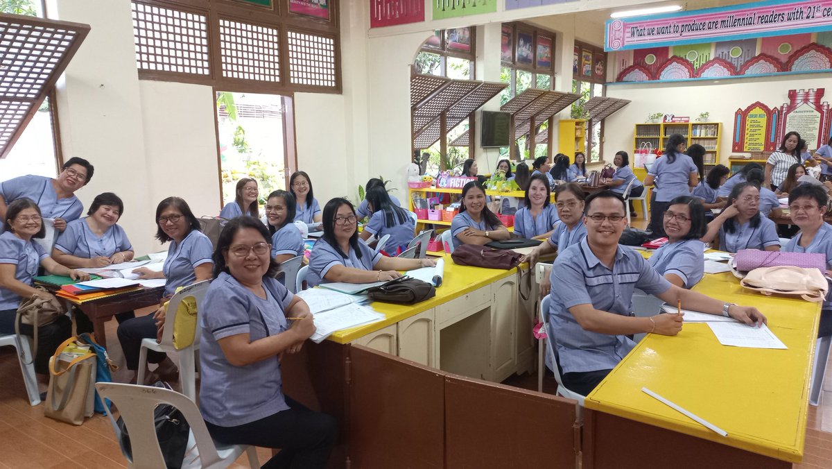 c_singsing's tweet photo. Division Checking of Forms for Undergrad.

A master teacher's duty! We're done.

#EoSY
#ThankGOD https://t.co/wwfKvTxaOu