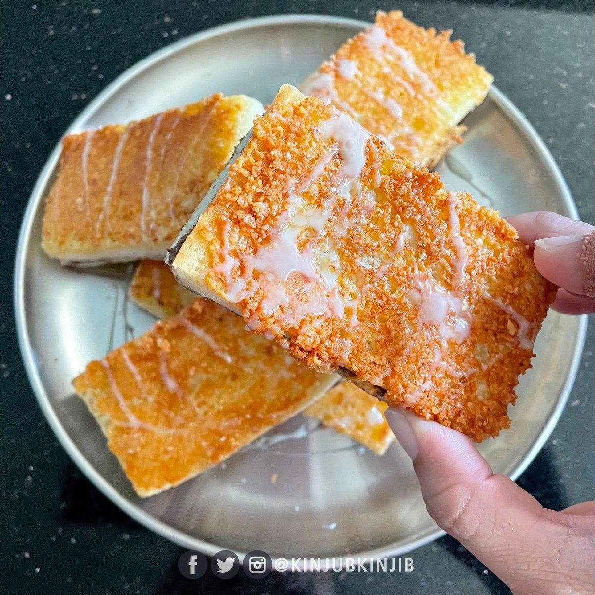kinjubkinjib's tweet photo. 🥪แจกสูตรขนมปังเนยชีสกรอบสอดไส้นูเทลล่า บอกเลยอร่อยแบบร้องตะโกนเลยแม่ เราอะแดปสูตรจากในตต.ทำง่ายมาก แค่ใช้ขนมปังไร้ขอบ, เนย Chubby และนูเทลล่า แค่นั้น
.
พิกัด เนย Chubby
https://t.co/o8mFRiRmVv
.
🍫มาดูวิธีทำกัน เริ่มแรกทานูเทลล่าให้ทั่วขนมปัง ประกบกันหั่นครึ่ง (มีต่อ) https://t.co/U3stzoNfMo