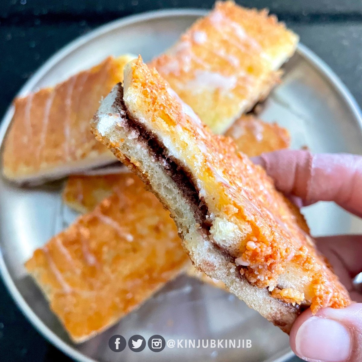 kinjubkinjib's tweet photo. 🥪แจกสูตรขนมปังเนยชีสกรอบสอดไส้นูเทลล่า บอกเลยอร่อยแบบร้องตะโกนเลยแม่ เราอะแดปสูตรจากในตต.ทำง่ายมาก แค่ใช้ขนมปังไร้ขอบ, เนย Chubby และนูเทลล่า แค่นั้น
.
พิกัด เนย Chubby
https://t.co/o8mFRiRmVv
.
🍫มาดูวิธีทำกัน เริ่มแรกทานูเทลล่าให้ทั่วขนมปัง ประกบกันหั่นครึ่ง (มีต่อ) https://t.co/U3stzoNfMo