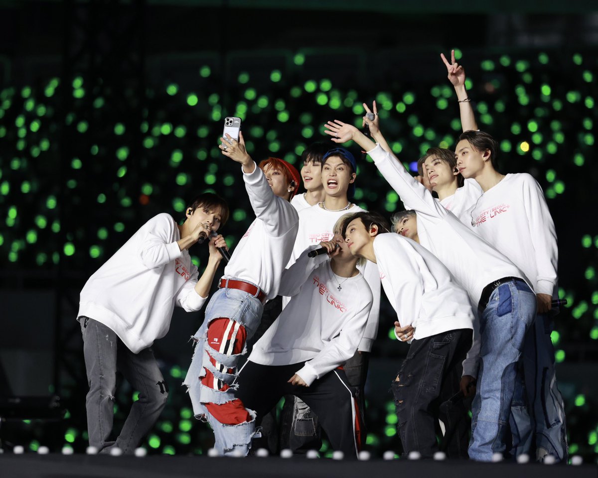 #1to7YearsWith127
#우리7의_이야기_끝이_없게
#ウリチルこれからもずっと花道だけを歩こう
#NCT127的7年之光

오빠들의 여정에 함께 할 수 있어 영광입니다 앞으로도 꼬옥 함께해요 🥹❤️