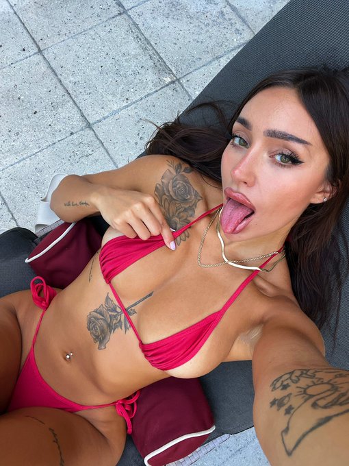 Anyone wanna let me borrow their tongue for a few minutes https://t.co/Rn9mEK5r14