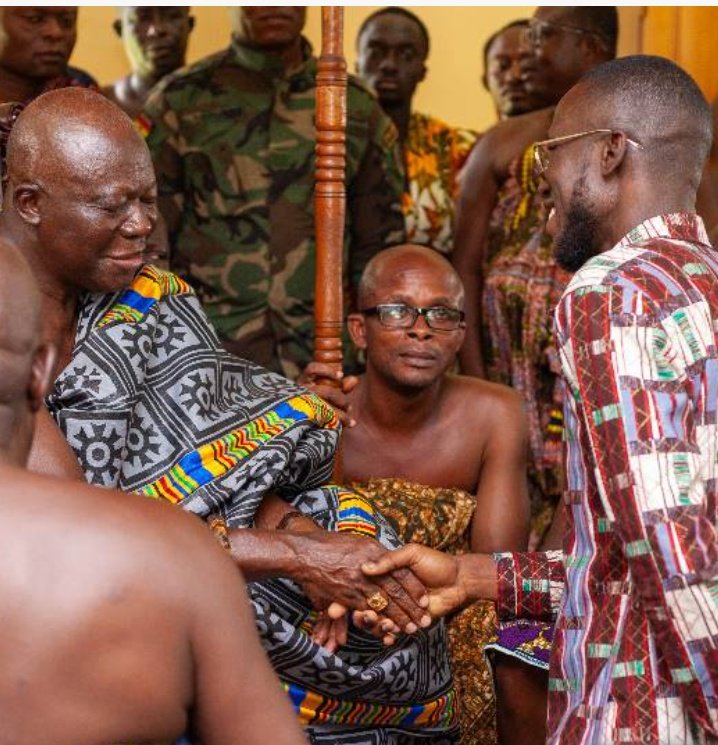Asante_nation's tweet photo. Young Entrepreneur Honours Asantehene With Customised Wristwatch

The Director of Hourhand Watch Company, Patrick Amofah, has gifted Asantehene Otumfuo Osei Tutu II with a customized wristwatch in recognition of the King’s contributions towards the peace and development of Ghana. https://t.co/0QxT849YHH