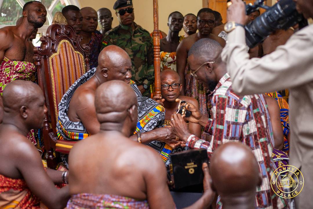 Asante_nation's tweet photo. Young Entrepreneur Honours Asantehene With Customised Wristwatch

The Director of Hourhand Watch Company, Patrick Amofah, has gifted Asantehene Otumfuo Osei Tutu II with a customized wristwatch in recognition of the King’s contributions towards the peace and development of Ghana. https://t.co/0QxT849YHH