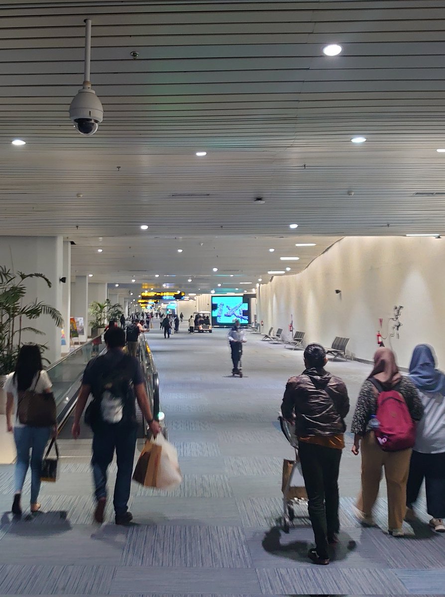 mpandoko's tweet photo. I'm not joking they put up half-assed murals titled "10 manfaat berjalan kaki" @T3CGK https://t.co/b5v4KEEHrO