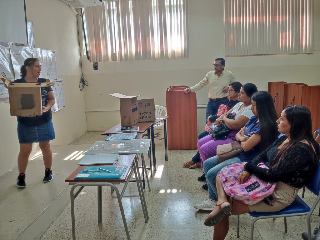 CNEManabi's tweet photo. AHORA 📢

Nuestro director, @JulioEYepez, recorre la @UleamEcuador para constatar el proceso de capacitación que se realiza a los estudiantes de esta alma mater que serán miembros de las Juntas Receptoras del Voto🗳️.

Recuerda: Las #EleccionesAnticipadas2023Ec son el 20 de agosto https://t.co/k2TVGSokSR