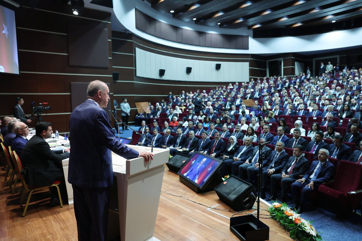 RTErdogan's tweet photo. AK Parti Genişletilmiş İl Başkanları Toplantımızın ülkemiz, milletimiz, demokrasimiz için hayırlara vesile olmasını diliyorum.

Partimize gönül ve destek veren tüm vatandaşlarıma selamlarımı gönderiyorum. https://t.co/MLJajdxIv8