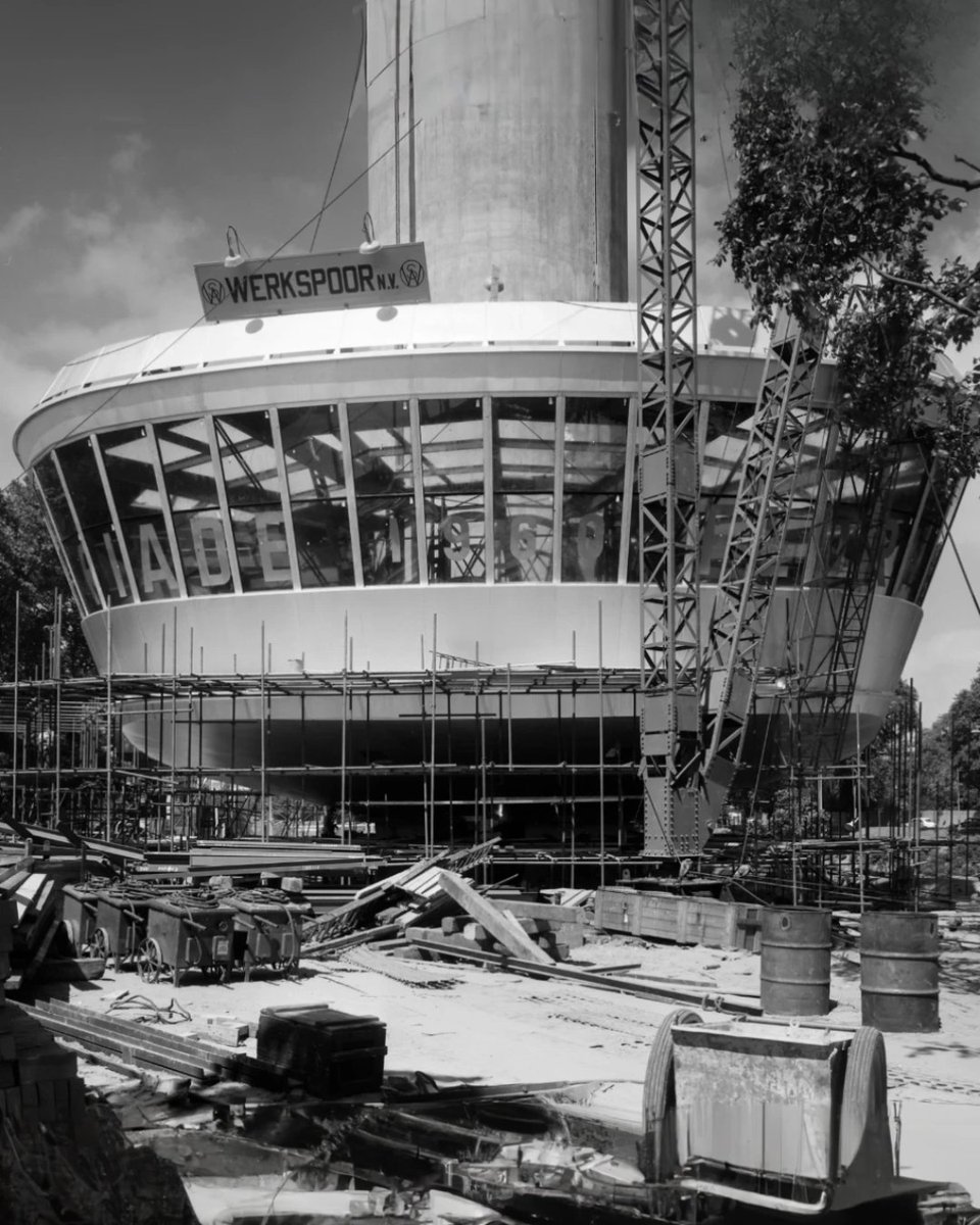 rotterdam's tweet photo. Voor #Ons010VanToen gaan we naar 1960. Het jaar dat de Euromast werd gebouwd. 🏗️  

Wat is jouw leukste herinnering aan de @Euromast010? 💬

#Weetje: met een hoogte van wel 185 meter is de Euromast de hoogste uitkijktoren van Nederland 

📸 →  @stadsarchief https://t.co/cmgSV9i6CZ