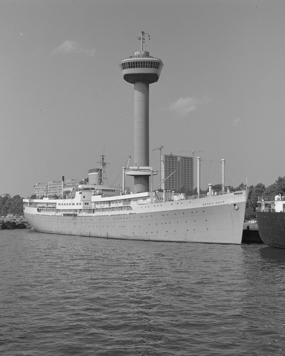 rotterdam's tweet photo. Voor #Ons010VanToen gaan we naar 1960. Het jaar dat de Euromast werd gebouwd. 🏗️  

Wat is jouw leukste herinnering aan de @Euromast010? 💬

#Weetje: met een hoogte van wel 185 meter is de Euromast de hoogste uitkijktoren van Nederland 

📸 →  @stadsarchief https://t.co/cmgSV9i6CZ