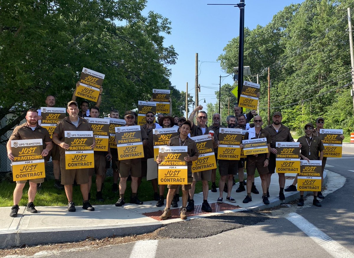 170Teamsters's tweet photo. Members from UPS Ashland are #JustPracticingForAJustContract 📢💪 https://t.co/yKOIk6RONv