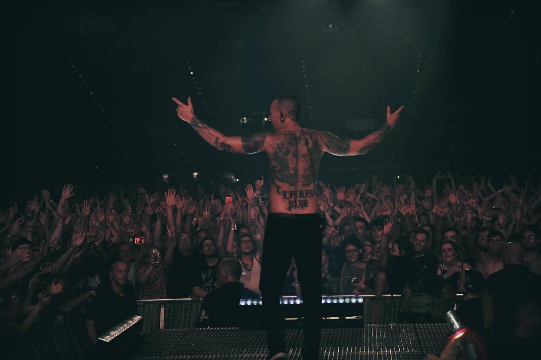 on this day 6 years ago linkin park played their last show.
on this day 6 years ago chester posted on instagram for the last time.