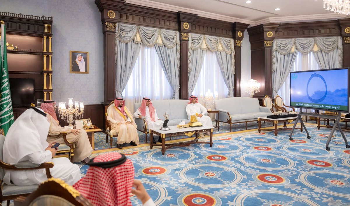 سمو أمير منطقة #الباحة
يستقبل مدير إدارة مكافحة المخدرات بالمنطقة المكلف حديثاً العقيد رشدان السيالي.

واستمع سموه في بداية اللقاء الى شرح عن الأعمال الميدانية لإدارة مكافحة المخدرات بالمنطقة كما تم تقديم تقرير مفصل عن الحملة الأمنية المشتركة ، مشيداً سموه بالجهود الموجهة لمكافحة