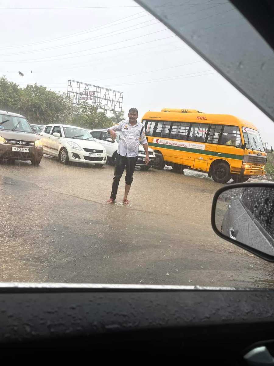 vivekkumar84's tweet image. ये धरती पर वो जीव है 
जिसके उत्कृष्ट कार्य को भी आलोचना की दृष्टि से देखा जाता आम जनमानस द्वारा ?

इस जीव द्वारा सुरक्षा ,समीक्षा,संस्कार ,संयम, सम्नव्यता, संरूपता, संप्रेष्णता, शोहम की उम्मीद करने के बाद भी शंकात्मक दृष्टि से देखा जाता है अधिकतर ?

क्या देश को जनता आईने के आगे…