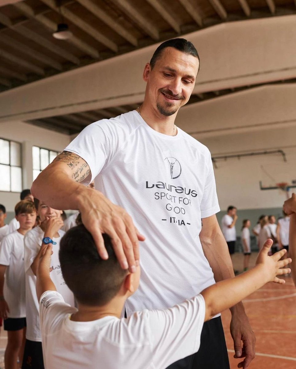 😍 Zlatan surprised the boys and girls of Sanga Milano by taking the field and testing themselves in different sports with passion and enthusiasm 🔥
#zlatan #ibrahimovic #Milano #ACMilan #sportforgood