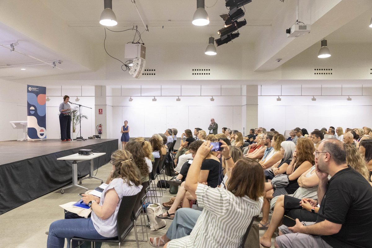 educaciocat's tweet photo. Avui la consellera @AnnaSimo ha acompanyat gairebé 200 direccions del @consorciedubcn. Equips que acaben i d'altres que inicien nova etapa. 

🗣️"Volem treballar al costat de les direccions, amb confiança i coresponsabilitat. Amb la voluntat de fer la vida més fàcil als centres." https://t.co/mFkItapHhr