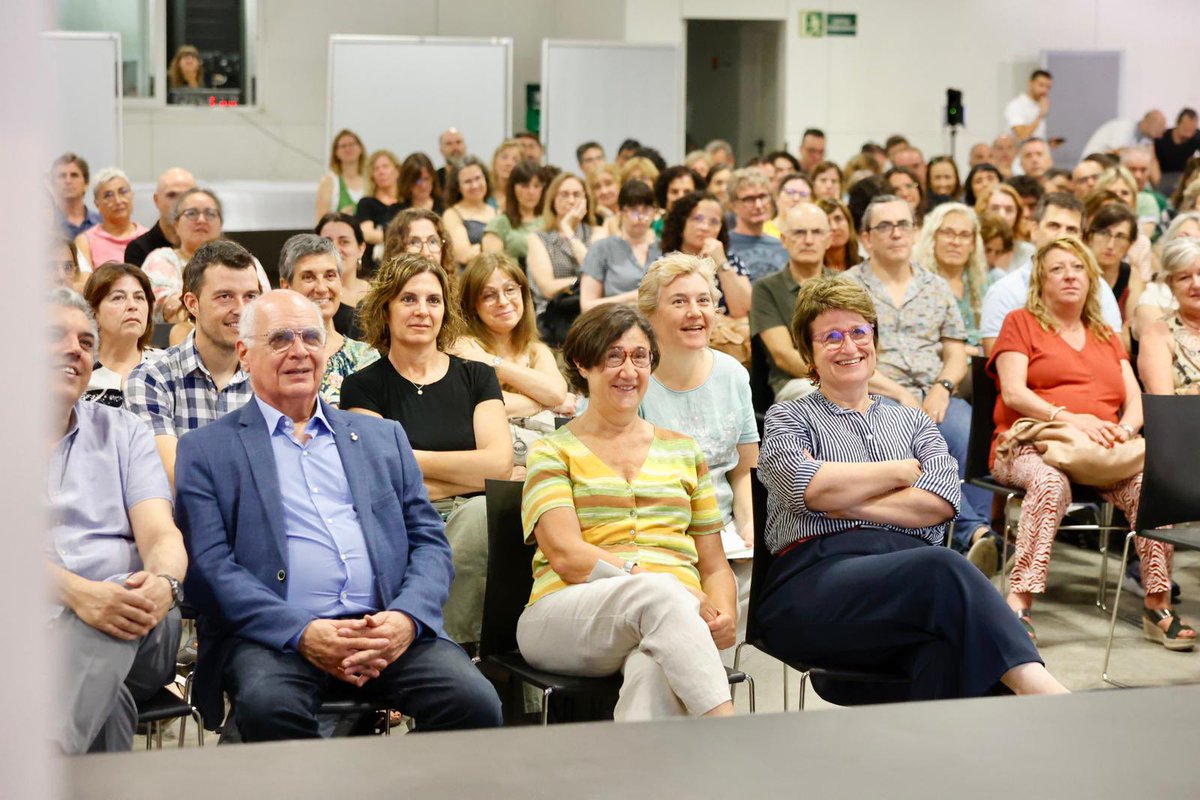 educaciocat's tweet photo. Avui la consellera @AnnaSimo ha acompanyat gairebé 200 direccions del @consorciedubcn. Equips que acaben i d'altres que inicien nova etapa. 

🗣️"Volem treballar al costat de les direccions, amb confiança i coresponsabilitat. Amb la voluntat de fer la vida més fàcil als centres." https://t.co/mFkItapHhr