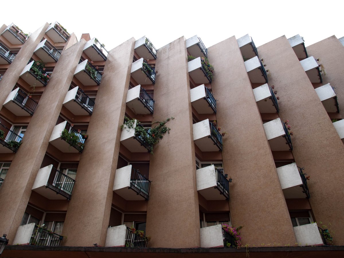 ArqdAsturias's tweet photo. #JuevesDeArquitectura 

Edificio "Serruchu" en Oviedo (1956), del arquitecto Ignacio Álvarez Castelao.

Este edificio tiene el nombre popular de serrucho por su planta en forma de serrucho y así orientar las ventanas al Sur.

Fotografías: Omar Ro. Ma. https://t.co/jcmh5gLgAP