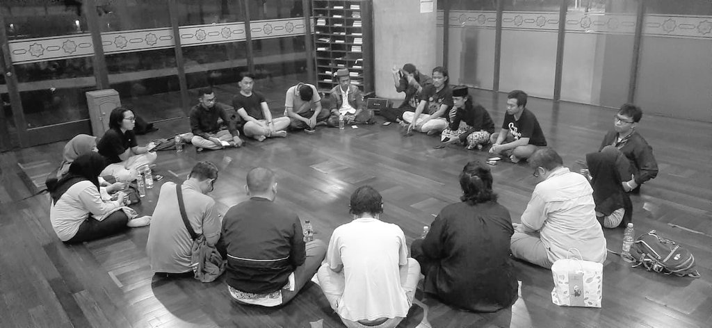kenduricinta's tweet photo. Bertempat di Masjid Amir Hamzah, malam ini (6/7) penggiat Kenduri Cinta berkumpul, bermunajat bersama untuk kesehatan Cak Nun. https://t.co/jhrdZjxSVl
