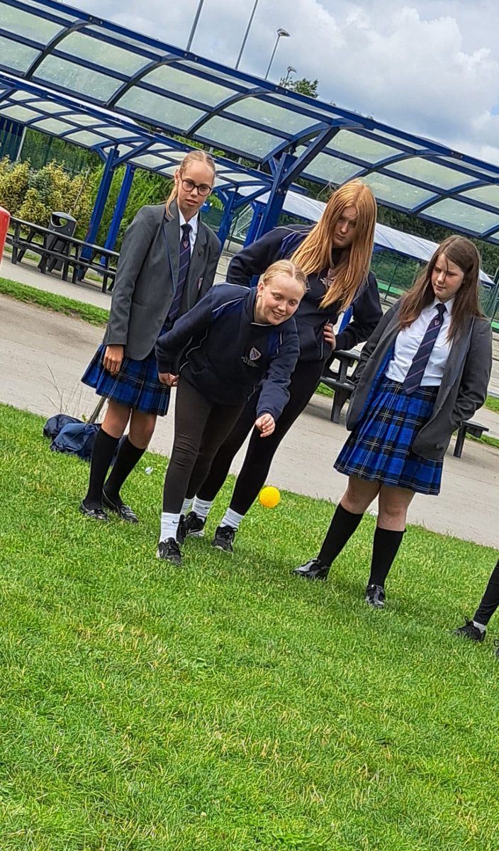 DeaneryLanguage's tweet image. 7B Purple enjoying a game of French boules outside as part of their Sports and Hobbies topic @deaneryhigh