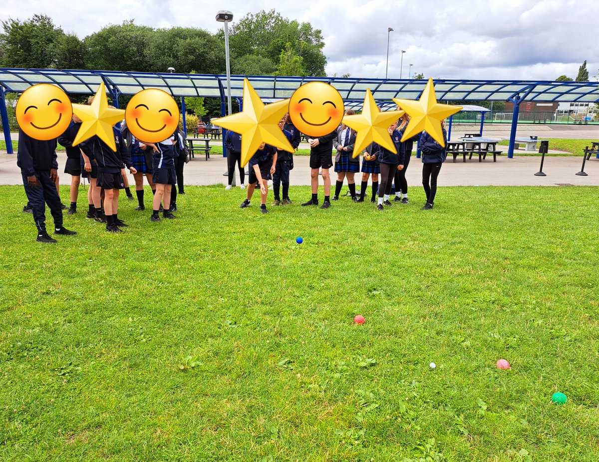 DeaneryLanguage's tweet image. 7B Purple enjoying a game of French boules outside as part of their Sports and Hobbies topic @deaneryhigh