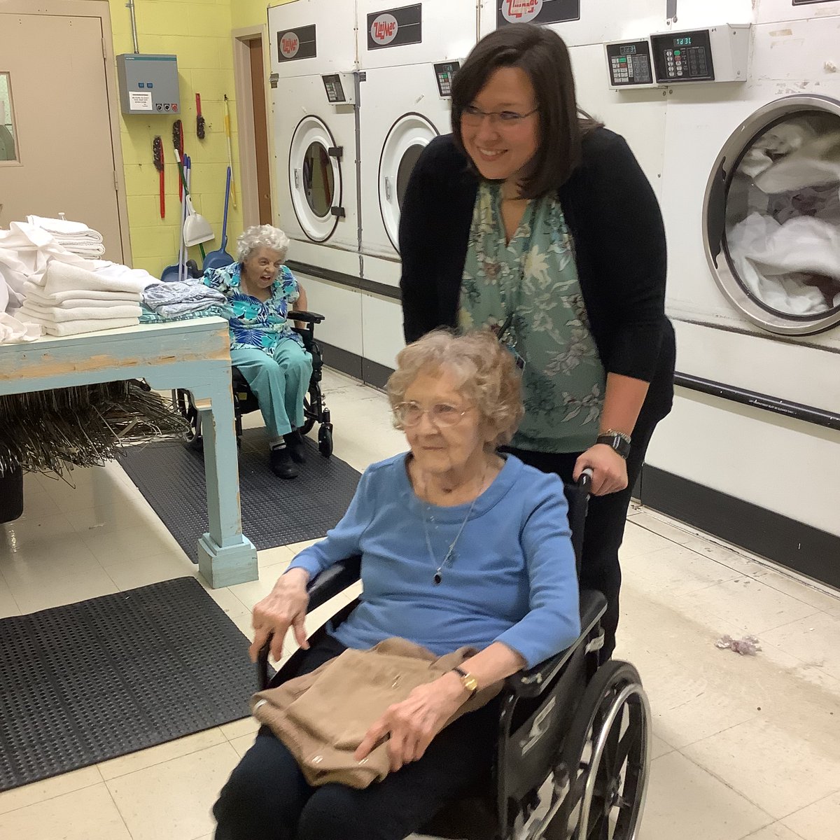 ConcordiaLM's tweet photo. #ConcordiaAtCabot skilled nursing staff took residents on a tour of the laundry room, where a sudsy sort of magic happens! To learn more about this clean community, visit https://t.co/eff2cLXR9v. #SkilledNursing #Magic https://t.co/mCpAreWBHY