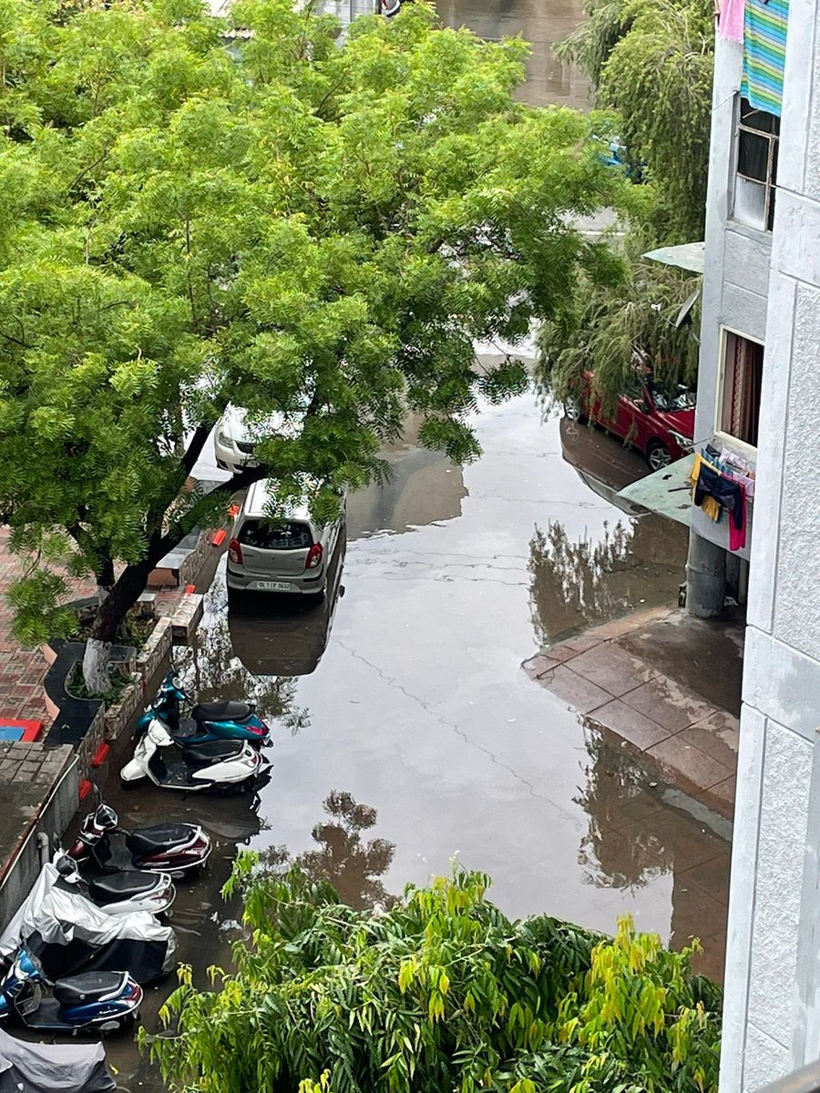 vlchandani's tweet photo. @GopalRathor1980 @CeoNoida @noida_authority @dmgbnagar @HTNoidaGzb @TOINoida P&amp;Q blocks sector 21 submerged in water. Drain water not flowing out despite replacement of drain pipes. Drain outlets blocked/ not working due to ongoing drain coverage work and raised level of roads inside sector due to resurfacing. Govt appointed Interim MC please take note https://t.co/aB6Ic5FlrT
