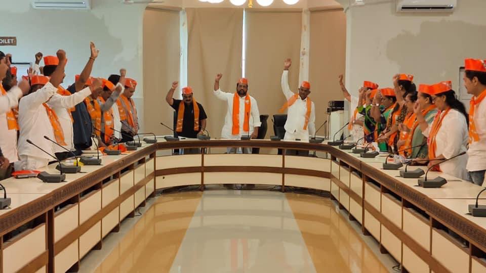 DrRavinaBjp's tweet photo. આજરોજ જૂનાગઢ સર્કીટ હાઉસ ખાતે જિલ્લા અધ્યક્ષશ્રી કિરીટભાઇ પટેલની અધ્યક્ષતામાં આગામી કાર્યક્રમોને અનુલક્ષીને બેઠક યોજાઇ જેમાં ઉપસ્થિત રહી માર્ગદર્શન મેળવ્યું તથા ડો.શ્યામા પ્રસાદ મુખર્જીની જન્મ જયંતી નિમિત્તે પુષ્પાંજલિ અર્પણ કરવામાં આવી. https://t.co/X2ciOWGav0