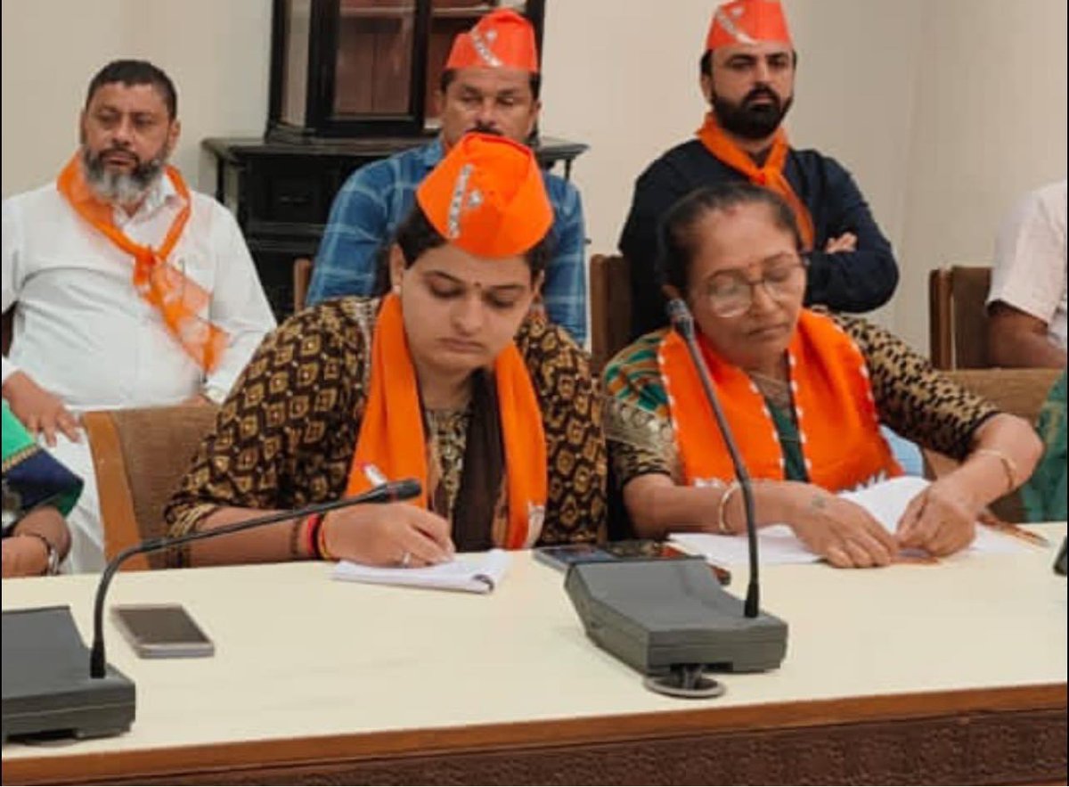 DrRavinaBjp's tweet photo. આજરોજ જૂનાગઢ સર્કીટ હાઉસ ખાતે જિલ્લા અધ્યક્ષશ્રી કિરીટભાઇ પટેલની અધ્યક્ષતામાં આગામી કાર્યક્રમોને અનુલક્ષીને બેઠક યોજાઇ જેમાં ઉપસ્થિત રહી માર્ગદર્શન મેળવ્યું તથા ડો.શ્યામા પ્રસાદ મુખર્જીની જન્મ જયંતી નિમિત્તે પુષ્પાંજલિ અર્પણ કરવામાં આવી. https://t.co/X2ciOWGav0